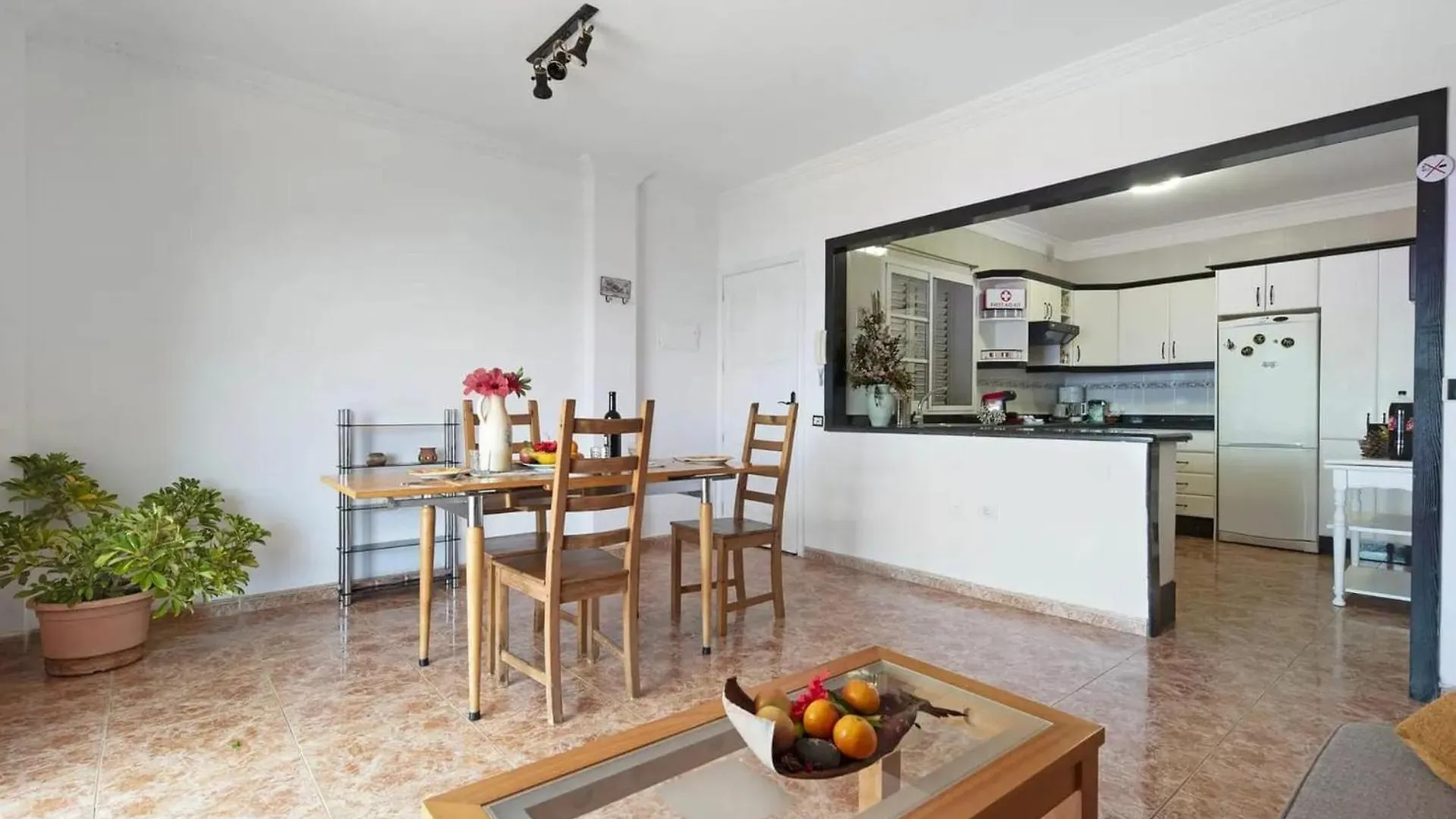 Stunning 2-Bed House In Puerto De La Cruz Villa